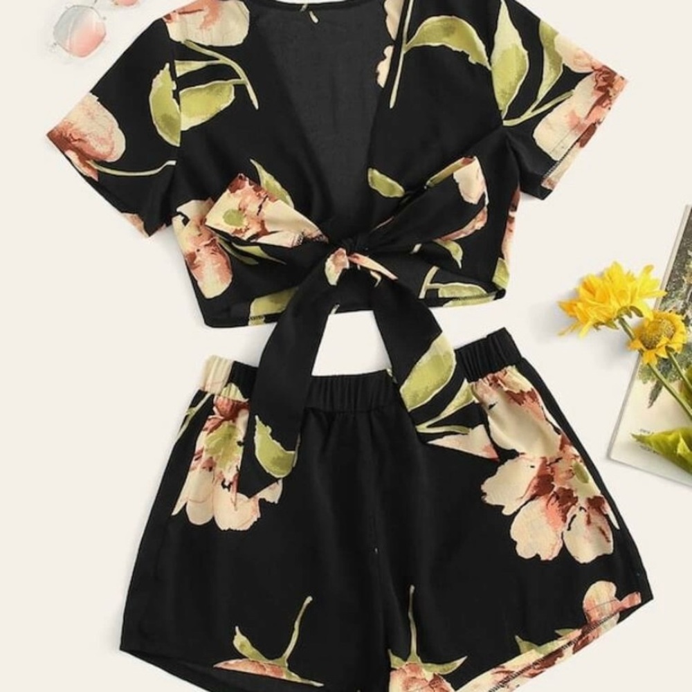 🆕SHEIN plus floral print top with shorts!!